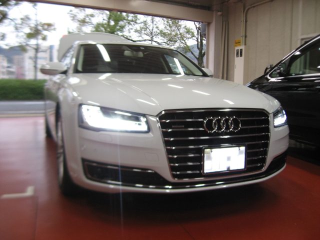 ＡＵＤＩ　Ａ８（４Ｈ）字光式ナンバーベース配線、取り付け