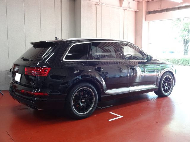 ＡＵＤＩ　Ｑ７（４Ｍ）　アンダーコート作業