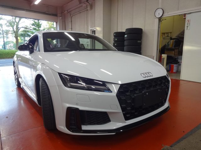 ＡＵＤＩ　ＴＴ（ＦＶ）クーペ　純正ドラレコ取付