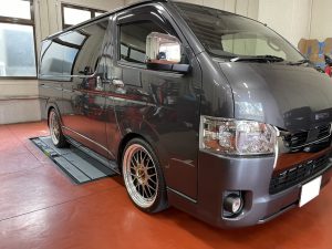トヨタ ハイエース 車高調整＆ホイールナット＆キャリパーカバー取付 