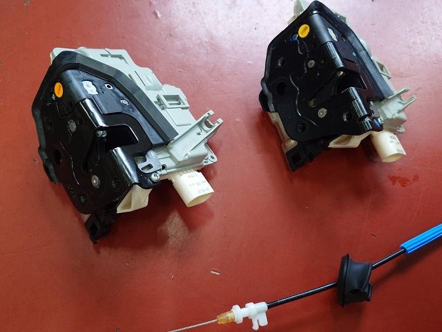 ＡＵＤＩ　Ａ４（８Ｋ）　低ダストパット交換＆ドアロック交換修理作業