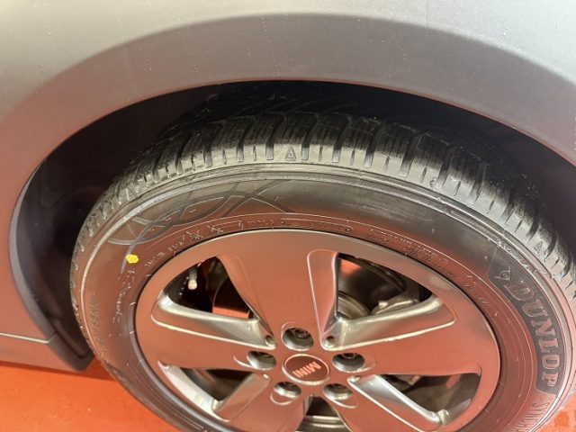 ＢＭＷ　ＭＩＮＩ　タイヤ交換作業