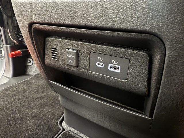 ニッサン　セレナ　アルパインナビ専用　ＵＳＢ／ＨＤＭＩケーブル取付