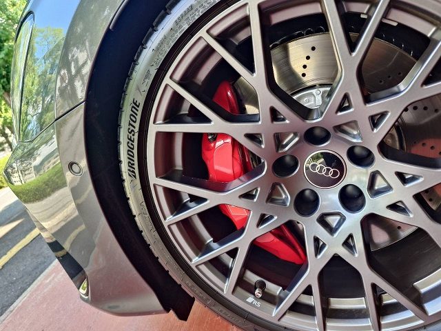 ＡＵＤＩ　ＲＳ３（ＧＹ）レーダー取付＆低ダストパット交換作業