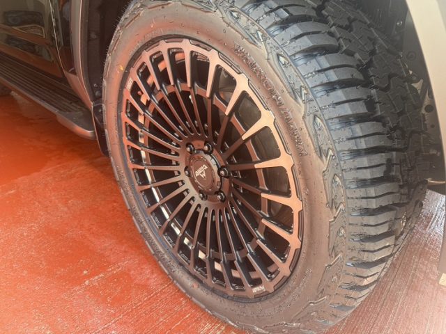 トヨタ　ランドクルーザー３００　２２インチタイヤ交換作業