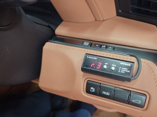 レクサス　ＬＣ５００　マフラーバルブコントローラー＆スロットルコントローラー＆ワンタッチウインカーリレー取付作業