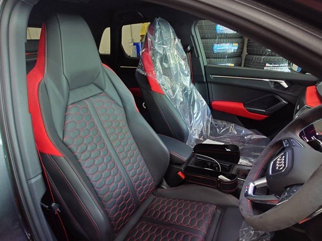 ＡＵＤＩ　ＲＳＱ３　室内レーザーコーティング＆ホイールコーティング＆ヘッドライトプロテクションフィルム施工