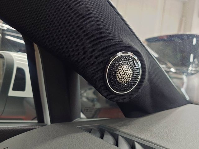 ＶＷ　ＧＯＬＦ８．５　オーディオ作業＆１９インチタイヤホイール装着