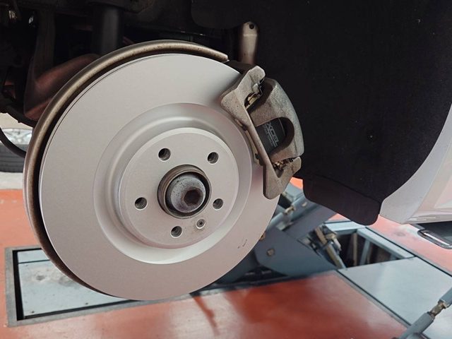 ＡＵＤＩ　Ａ６（４Ｇ）アバント　ブレーキローターパット交換作業