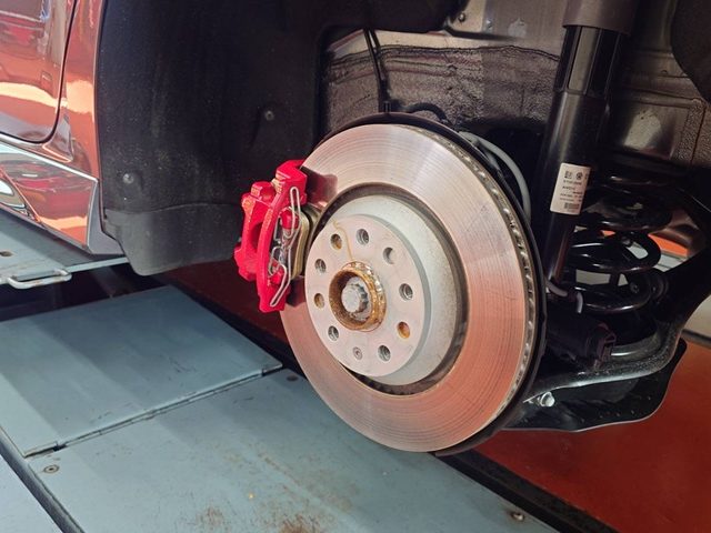 ＡＵＤＩ　ＲＳ３（ＧＹ）低ダストパット交換作業