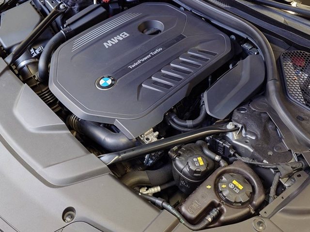 ＢＭＷ　７４０ｉ　エンジン水漏れ部品交換修理、オイル交換作業