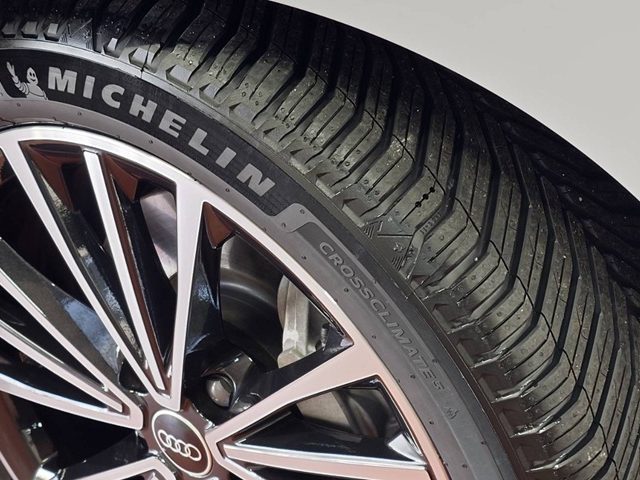 ＡＵＤＩ　Ａ６ｅ－ｔｒｏｎ　オールシーズンタイヤ交換作業