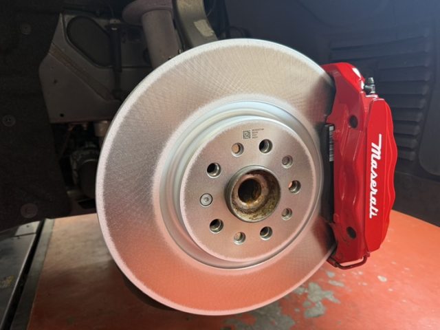 マセラティ　ギブリ　ブレーキパット、ローター＆タイヤ交換作業