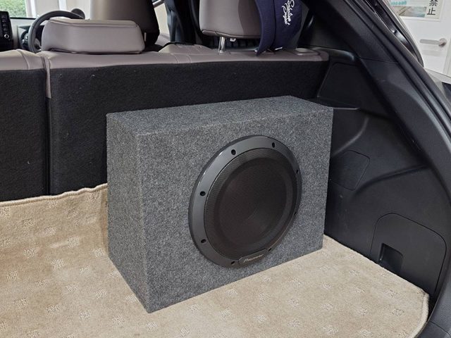 トヨタ　ヤリス　ハイレンジスピーカー＆サブウーハー取付作業