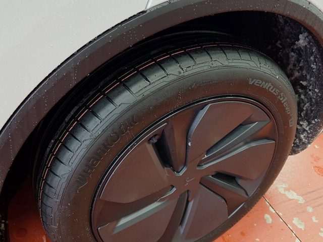 テスラ　モデルＹ　タイヤ交換作業