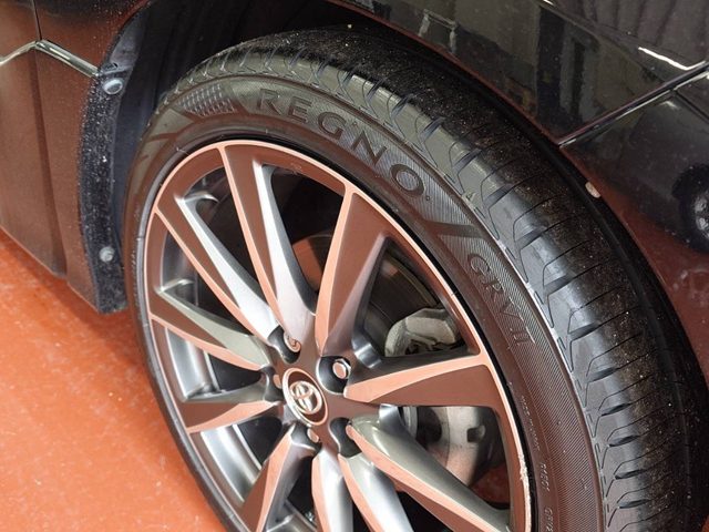 トヨタ　エスティマ　タイヤ交換作業