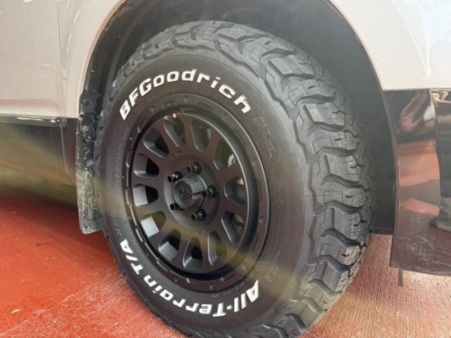 三菱　デリカＤ：５　タイヤホイール装着作業