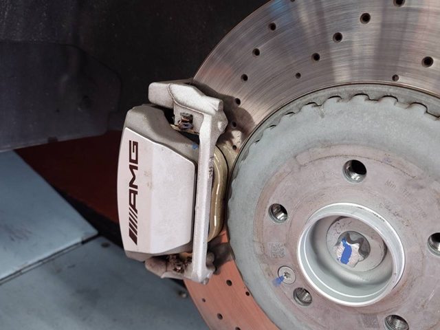 メルセデス　ＡＭＧ　ＧＬＣ４３（Ｘ２５４）　低ダストパット交換作業
