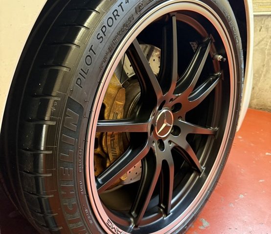 ＡＭＧ　メルセデス　ＧＴ５３　２１インチタイヤ交換作業