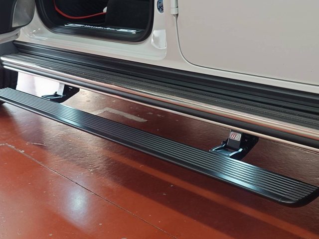 メルセデスベンツ　Ｇ４５０ｄ（Ｗ４６５）　電動サイドステップ＆ＴＶキャンセラー＆ドリンクホルダー取付作業