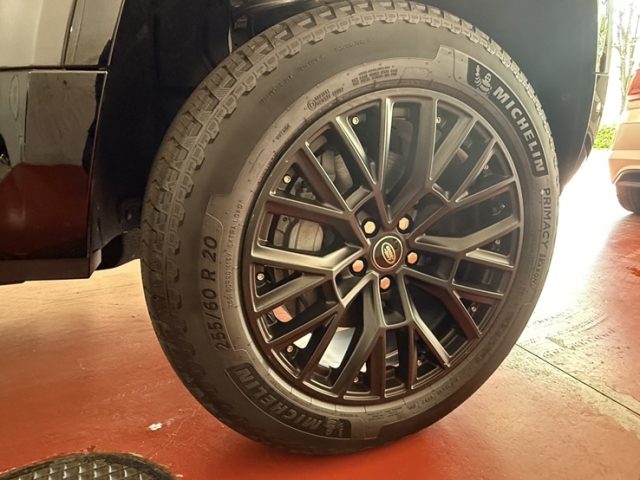 ランドローバー　ディフェンダー　パーツ取付作業