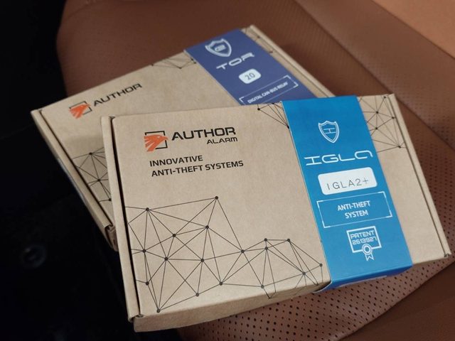 トヨタ　ヴェルファイア　ＡＵＴＨＯＲ　ＡＬＡＲＭ製セキュリティ＆ＬＥＤリフレクター取付作業