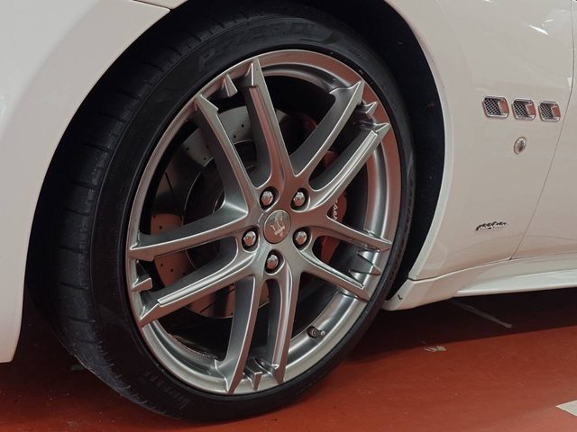 マセラティ　グランツーリスモ　タイヤ交換作業