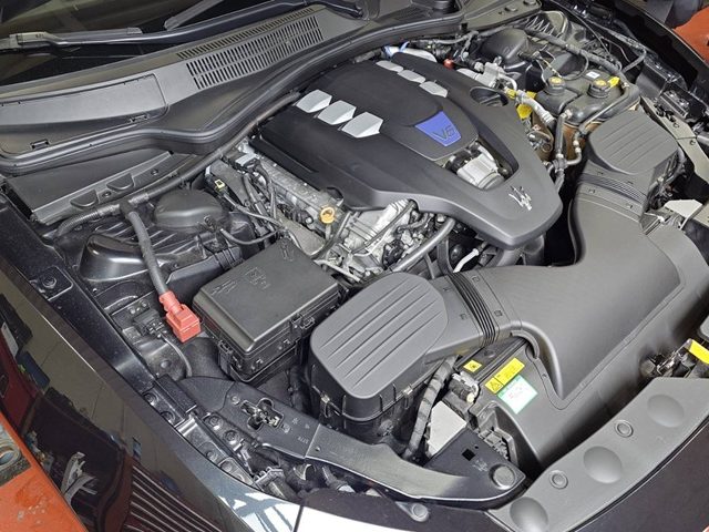 マセラティ　ギブリ　オイル交換作業