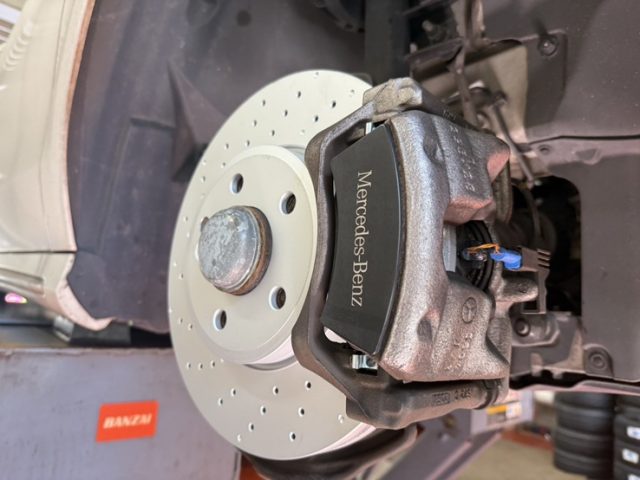 メルセデスベンツ　ＣＬＡ（Ｃ１１７）ブレーキパット＆ディスクローター交換作業