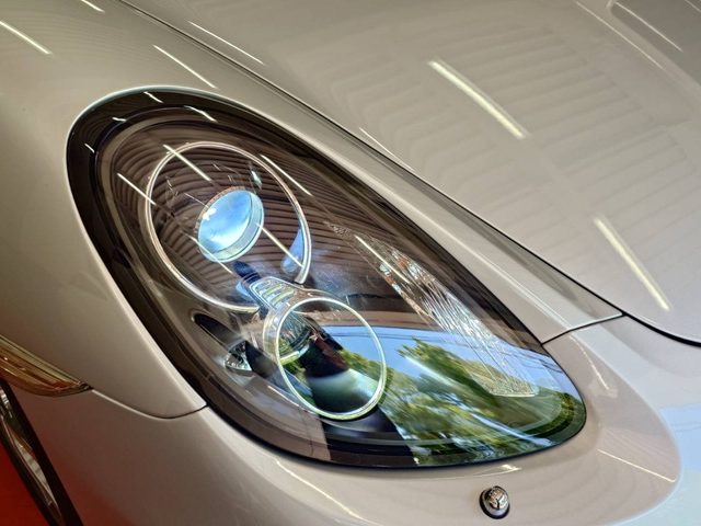 ポルシェ　ケイマン　ＬＥＤヘットライトバルブ交換作業