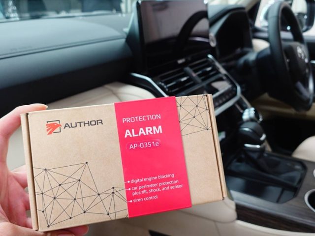 トヨタ　ランドクルーザー３００　ＡＵＴＨＯＲ　ＡＬＡＲＭ製セキュリティ＆ＣＯＭＴＥＣ製ドライブレコーダー取付作業