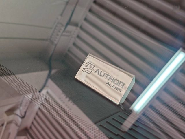トヨタ　ハリアー　ＡＵＴＨＯＲ　ＡＬＡＲＭ製セキュリティ取付作業