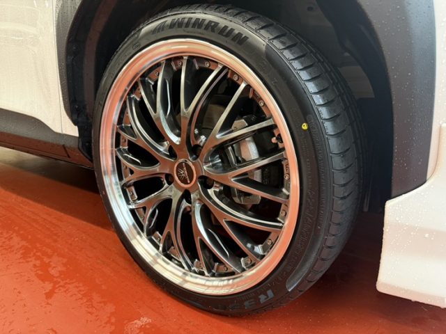 トヨタ　ヤリスクロス　１９インチタイヤホイール装着作業