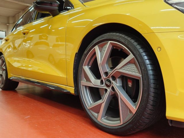 ＡＵＤＩ　Ｓ３（ＧＹ）　１９インチタイヤ交換作業