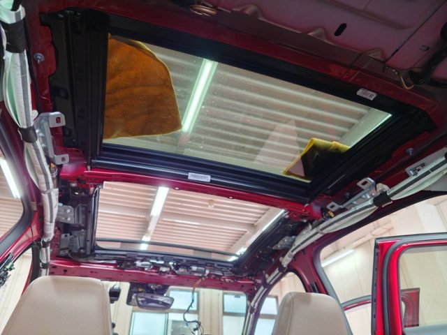 メルセデスベンツ　ＧＬＡ（Ｘ１５６）　サンルーフ部品交換修理作業