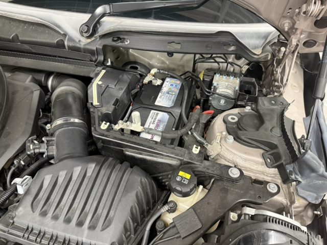 ＢＭＷ　ＭＩＮＩ＆トヨタ　ハイエース　メンテナンス作業