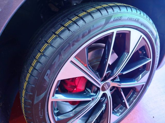 ＡＵＤＩ　Ｑ５（ＦＹ）２１インチタイヤ交換作業