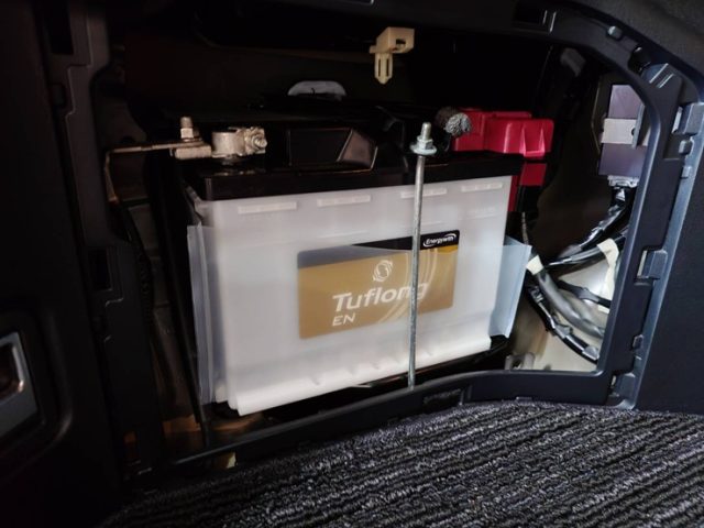 トヨタ　アルファード　タイヤ＆バッテリー交換作業