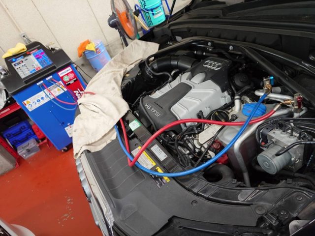ＡＵＤＩ　ＳＱ５（８Ｒ）　エアコンガスクリーニング＆足回り異音修理作業
