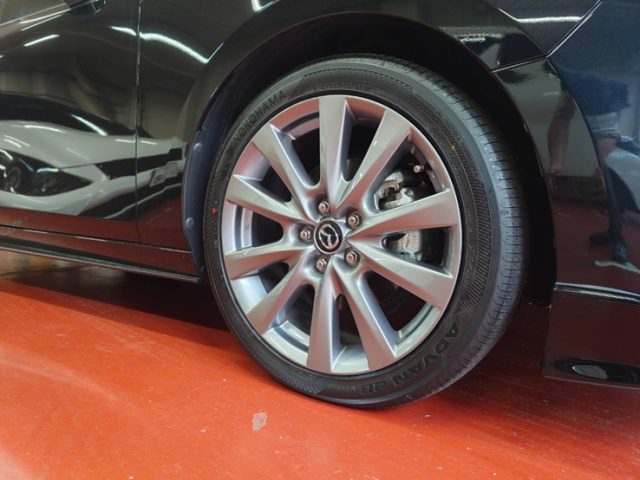 ＭＡＺＤＡ　３　１８インチタイヤ交換作業
