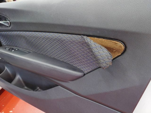 ＢＭＷ　２２０ｉ　ドア内張剥がれ部品交換作業