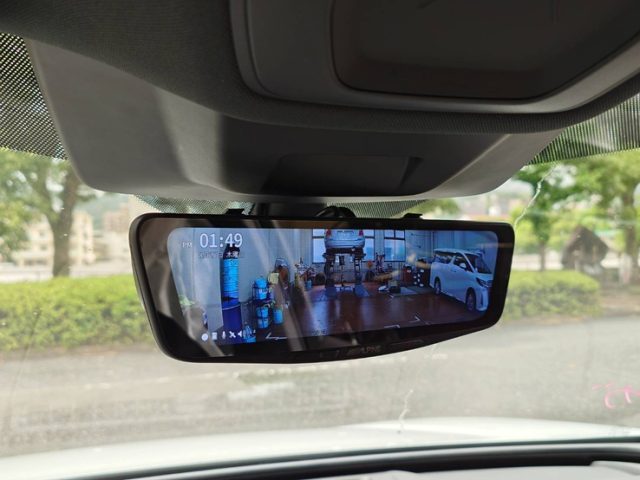 ＡＵＤＩ　Ｑ５（ＧＵ）　デジタルインナーミラー型ドライブレコーダー取付作業