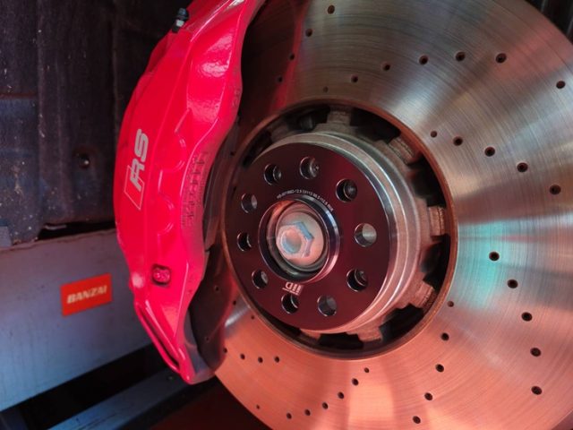 ＡＵＤＩ　ＲＳ６（Ｆ２）ＩＩＤ製スペーサー取付作業
