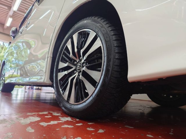 ＡＵＤＩ　Ｑ３（Ｆ３）＆トヨタ　アルファードタイヤ交換作業