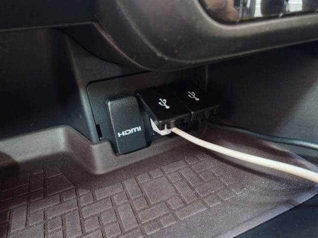 ホンダ　Ｎ-ＢＯＸ　ＨＤＭＩ＆ＵＳＢ入力ポート取付作業
