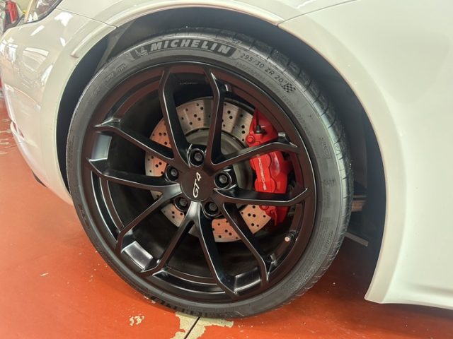 マセラティ　ギブリ＆ポルシェ　ケイマンＧＴ４　タイヤ交換作業