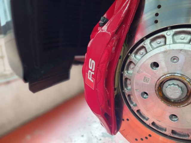 ＡＵＤＩ　ＲＳ３（ＧＹ）ディクセル製ブレーキ低ダストパット（Ｍタイプ）交換作業