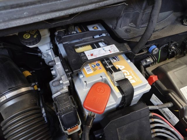 プジョー　５００８　車両メンテナンス作業（オイル交換、バッテリ交換）